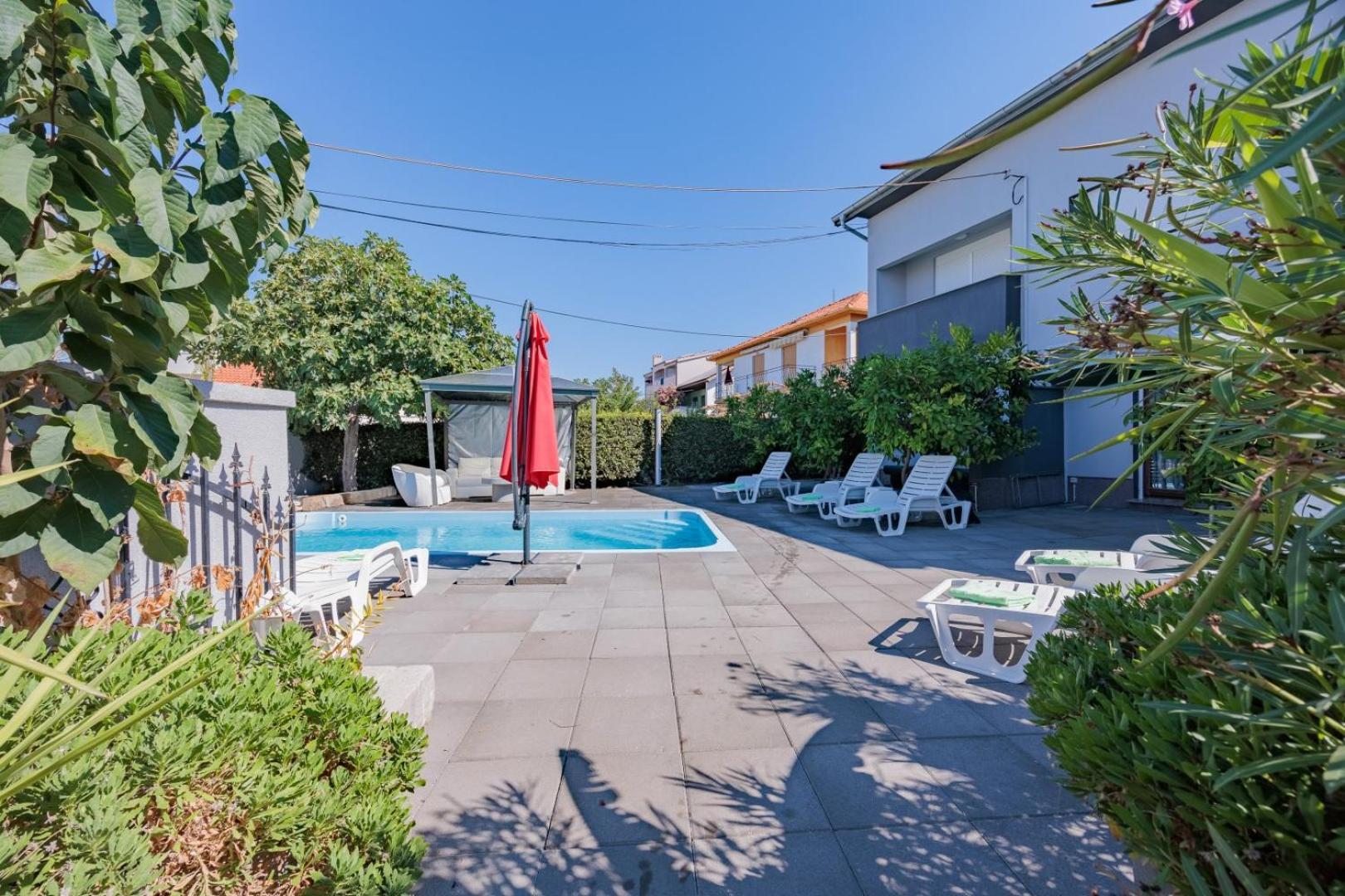 Crowonder Lucky Holiday House With Pool And Patio 30 Meters From The Beach Zara Esterno foto